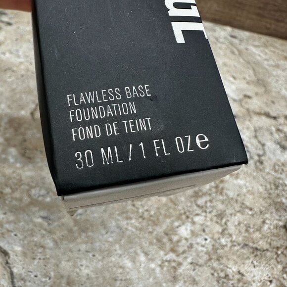 Bundle IL Makiage Flawless Base Foundation Woke Up #040, Blending Brush #100 - Picture 2 of 11